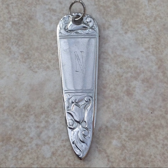 N monogrammed pendant. - Picture 3 of 5